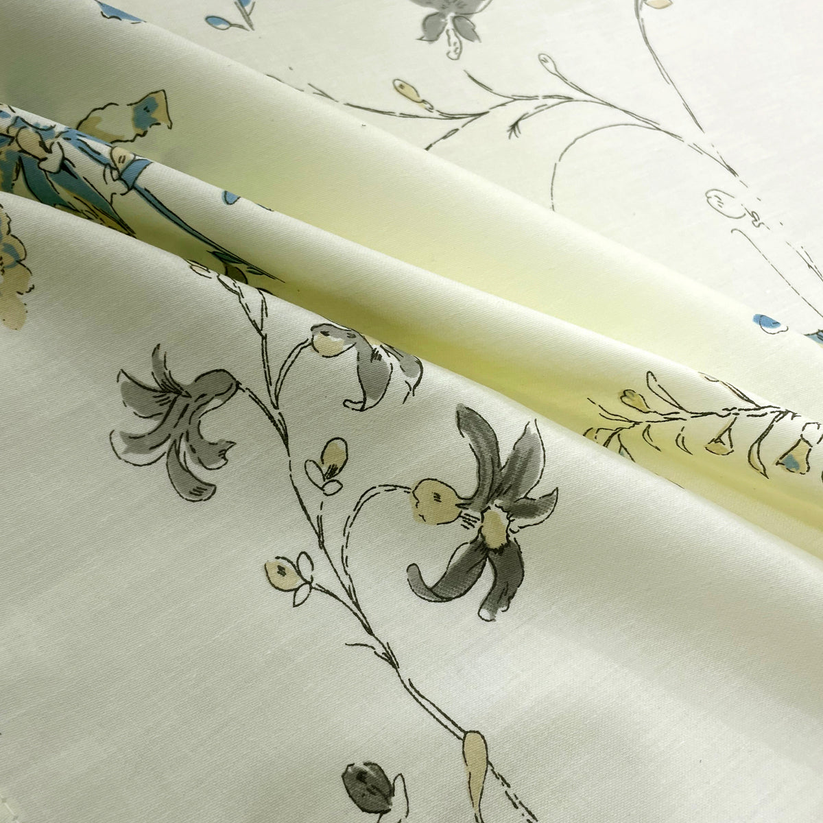 Ivory White Teal Floral 240 TC Cotton Bedsheet with 2 Pillow Covers