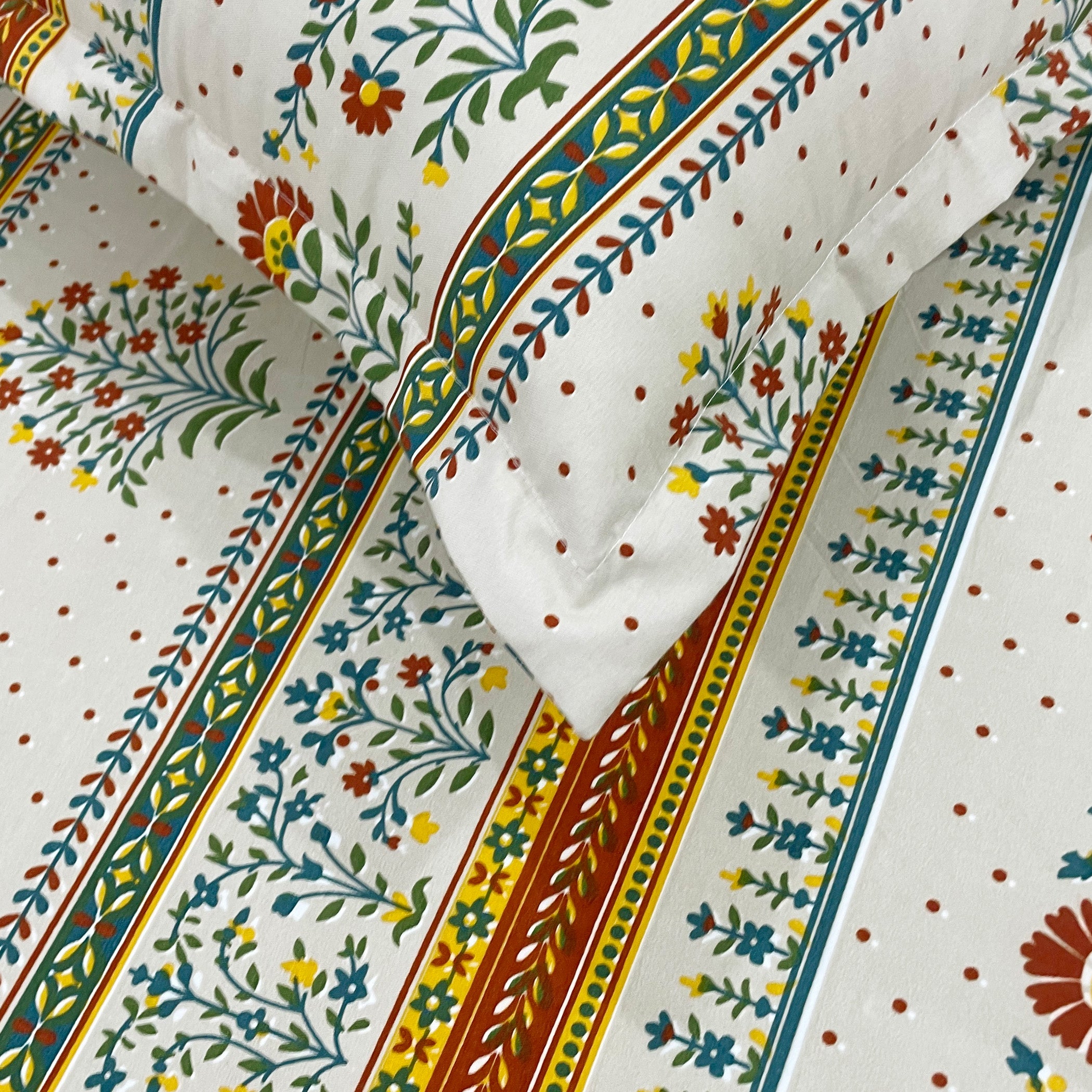 Floral Print Off-White 200 TC Double Queen Bedsheet With 2 Pillow Covers (90x100 Inches)