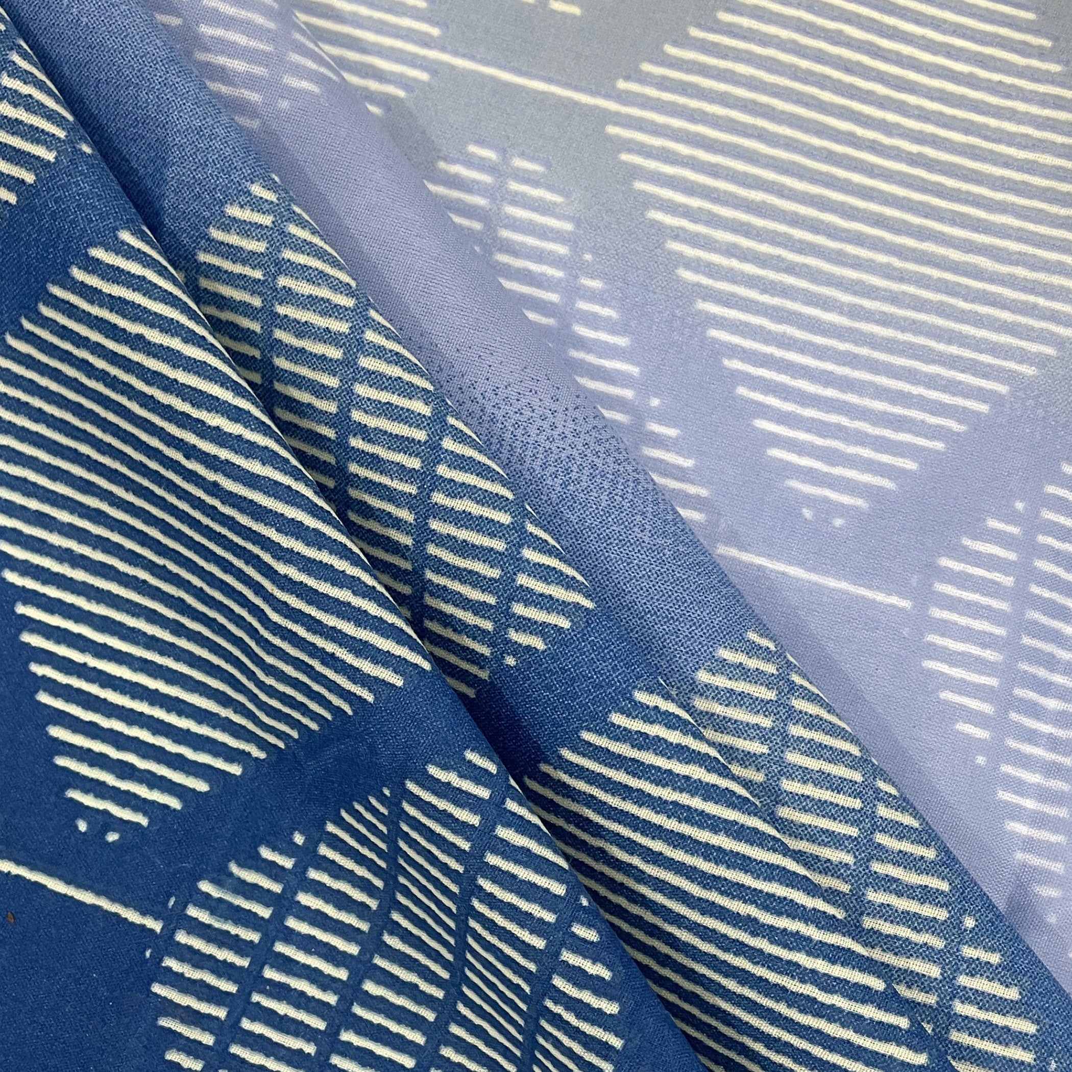 Blue & Beige Geometric Double Queen Bedsheet with 2 Pillow Covers 144TC (90x100 inches)