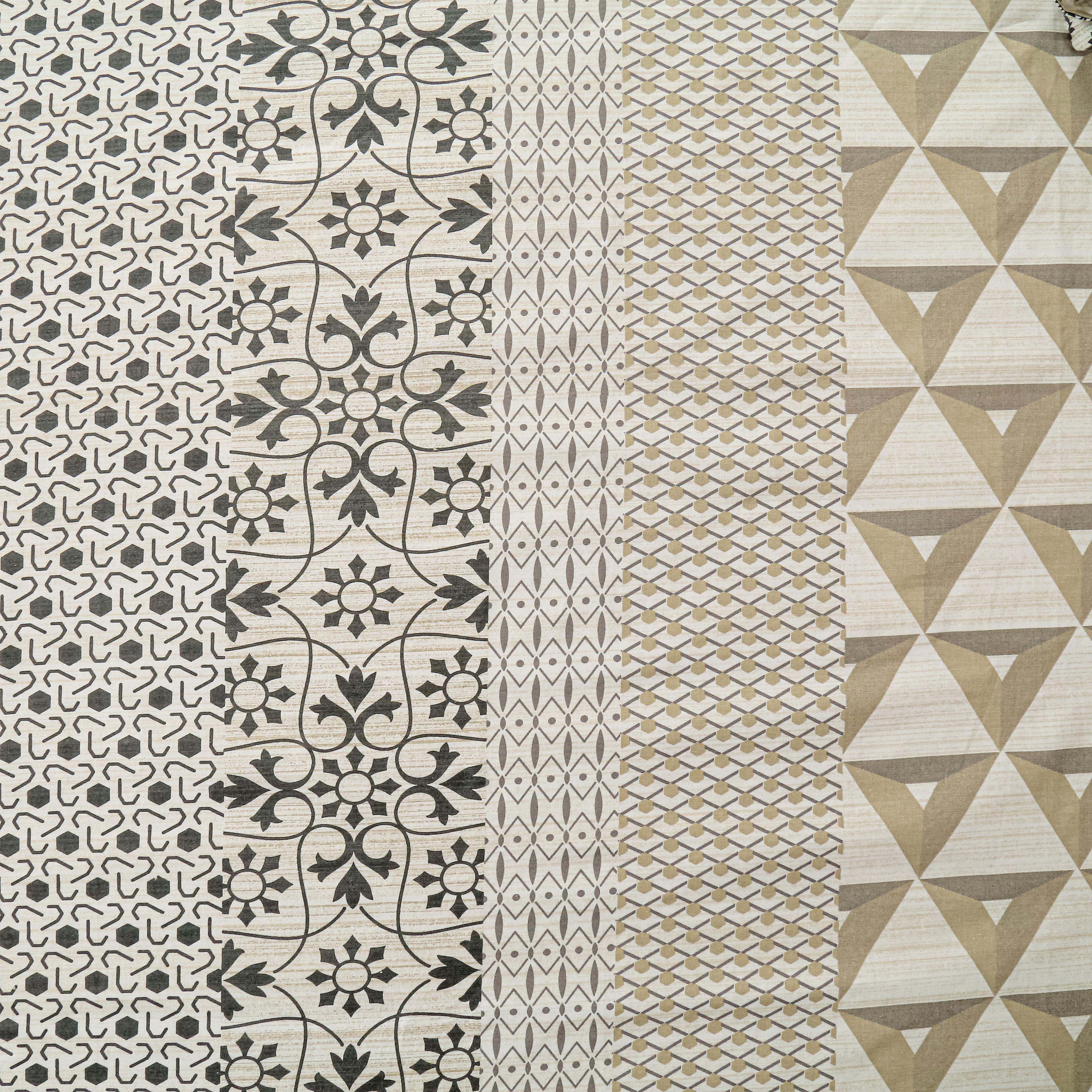 Ivory & Grey Geometric Pure Cotton 210 TC Super King Bedsheet with 2 Pillow Covers (108x108 Inches)