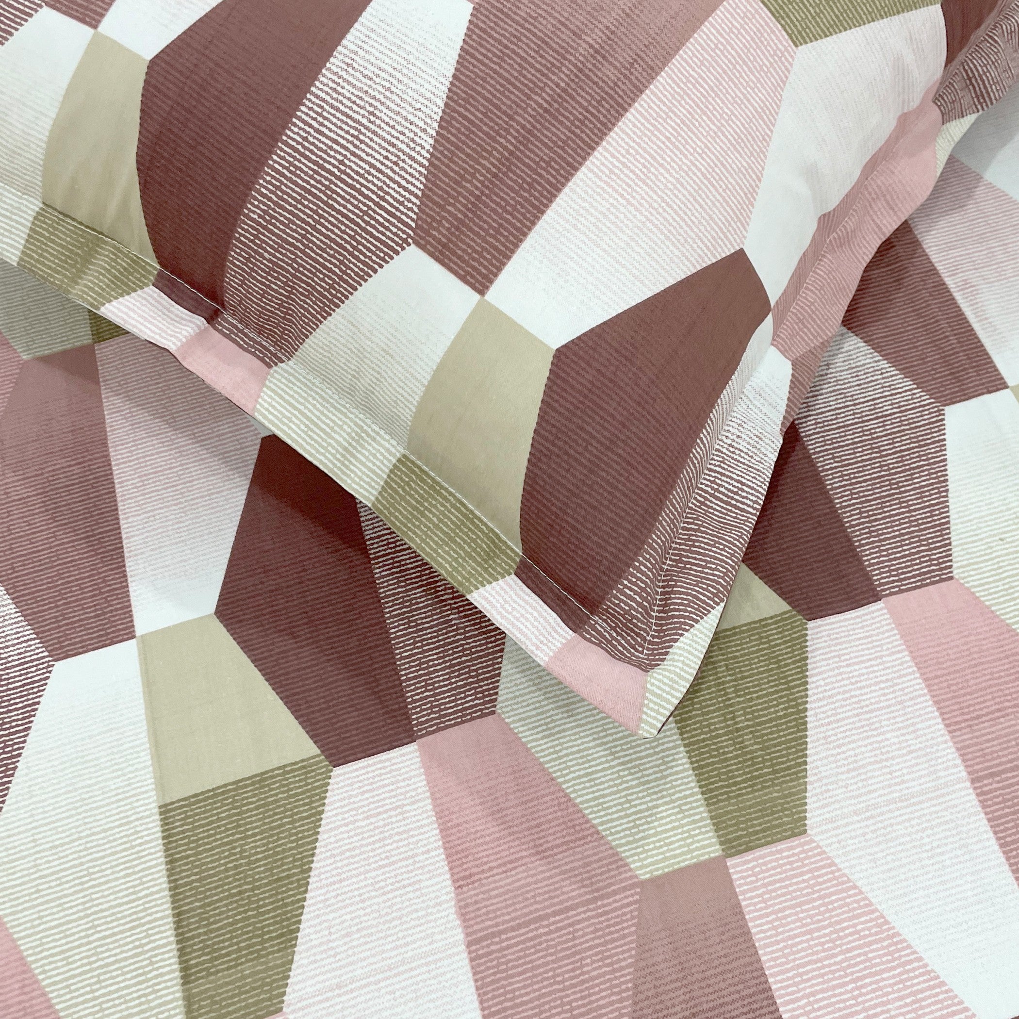 3D Geometric Print 210 TC Super King Bedsheet (108 x 108) Inches With 2 Pillow Cover