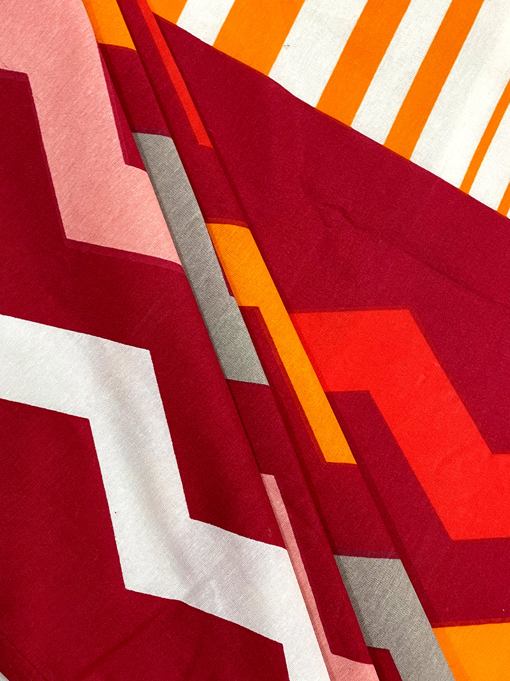 Multicolour Chevron & Stripe Pure Cotton 144 TC Super King Bedsheet with 2 Pillow Covers (108x108 Inches)