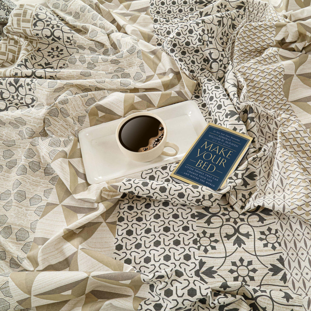 Ivory & Grey Geometric Pure Cotton 210 TC King Fitted Bedsheet with 2 Pillow Covers (72x78x10 Inches)