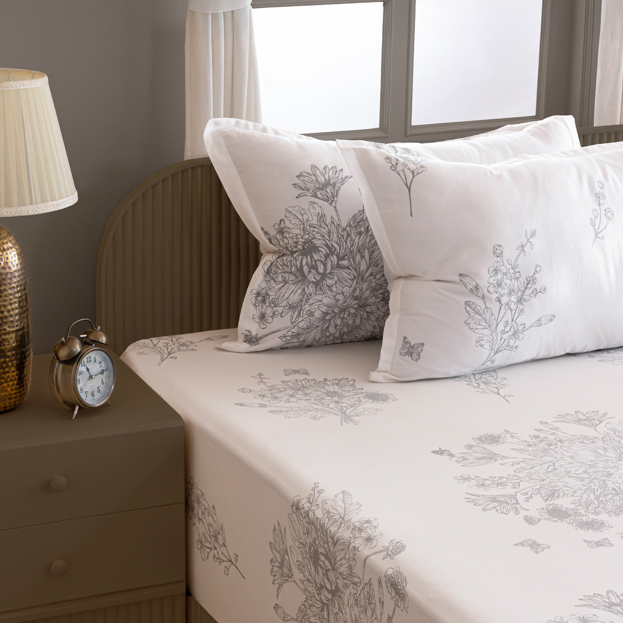 White Floral Printed 250 TC Cotton Queen Fitted Bedsheet with Matching 2 Pillow Covers (60x73x10 Inches)