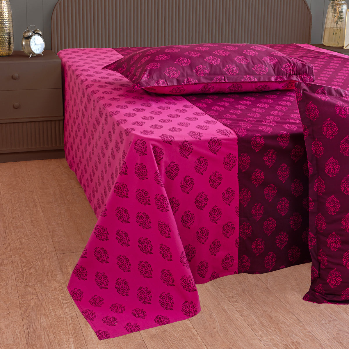 Royal Fuchsia Motif 200 TC Pure Cotton Fitted Bedsheet Set with Pillow Cover