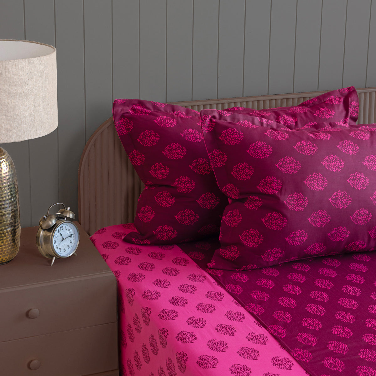 Royal Fuchsia Motif 200 TC Pure Cotton Fitted Bedsheet Set with Pillow Cover