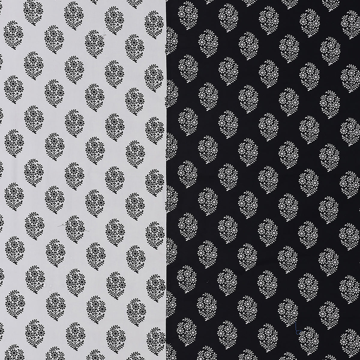 Monochrome Floral Medallions 200 TC Pure Cotton Bedsheet Set with Pillow Cover