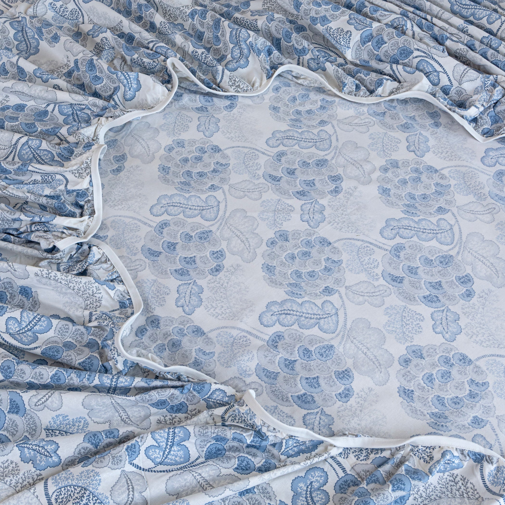 Blue Vineyard White & Blue Botanical 160 TC Pure Cotton Bedsheet with Pillow Cover