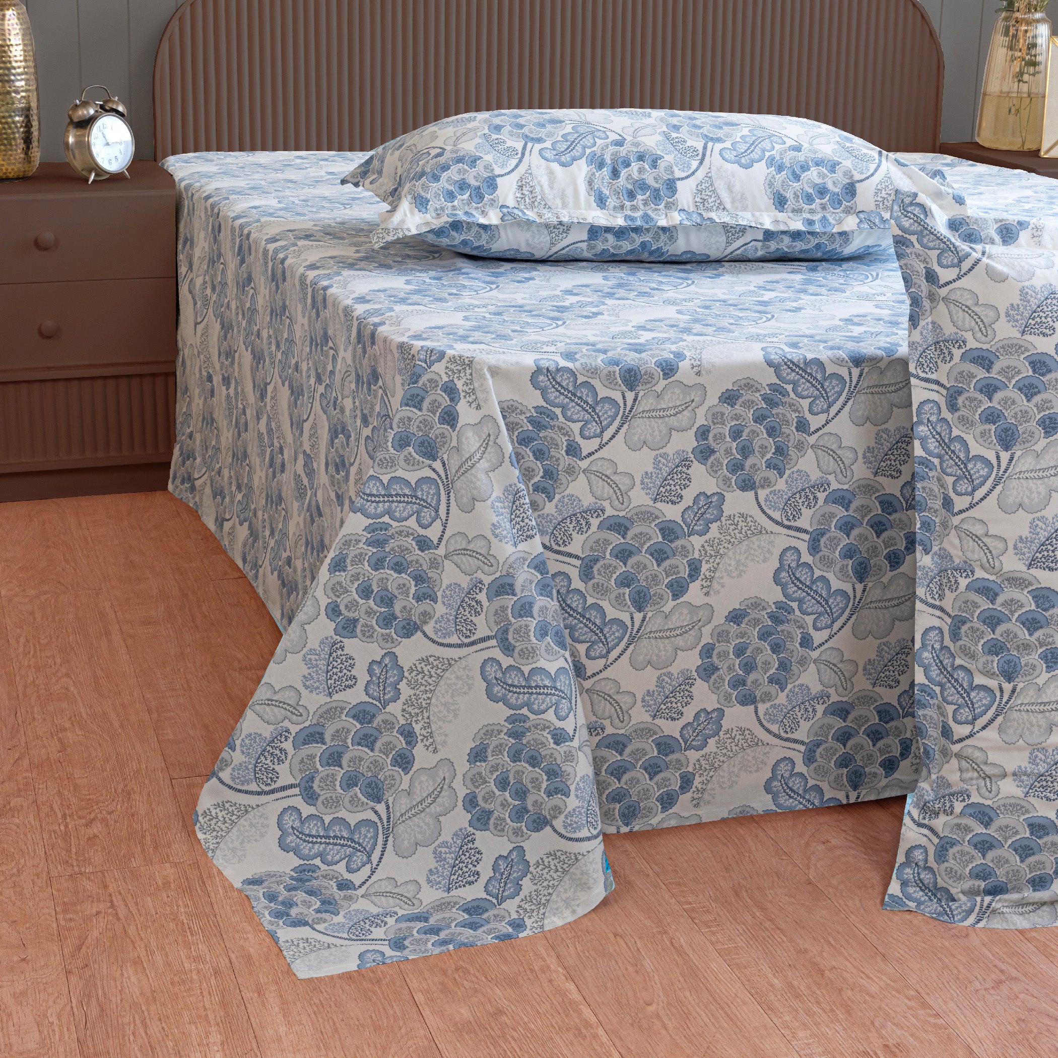 Blue Vineyard White & Blue Botanical 160 TC Pure Cotton Bedsheet with Pillow Cover